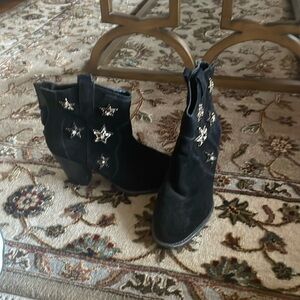 Black suede boot with stars